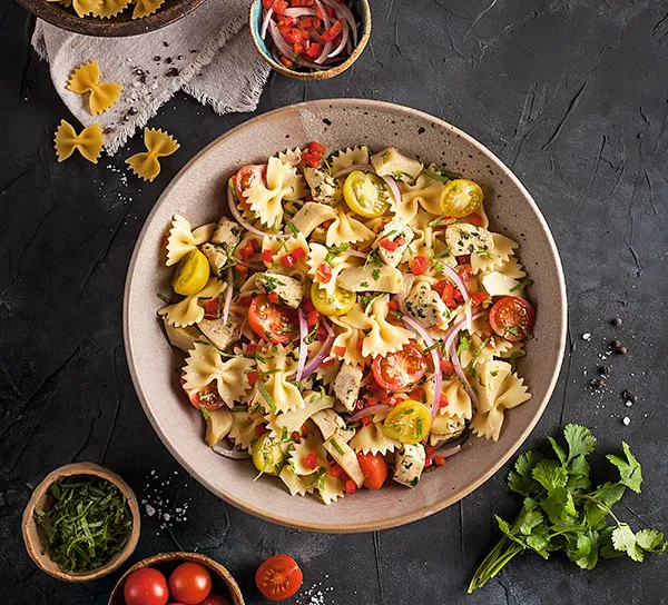 Ensalada de pasta fría farfalle | Trattoria simplemente gourmet